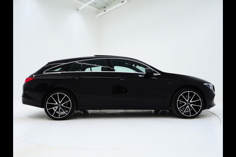 Mercedes-Benz CLA-Klasse Shooting Brake 250 e Premium | Panoramadak | Leder | Trekhaak | Camera | Sfeerlicht | Carbon | Cruise | LED