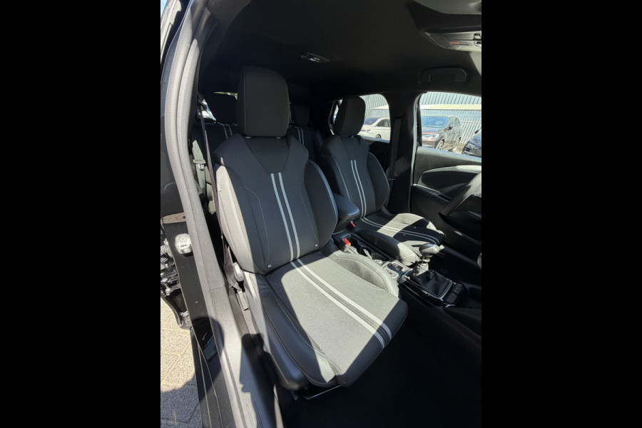 Opel Corsa 100pk GS (Camera - Keyless Entry - LED - Automatische Airco - Navigatie - Apple Carplay - Draadloos laden - Digitaal dashboard)