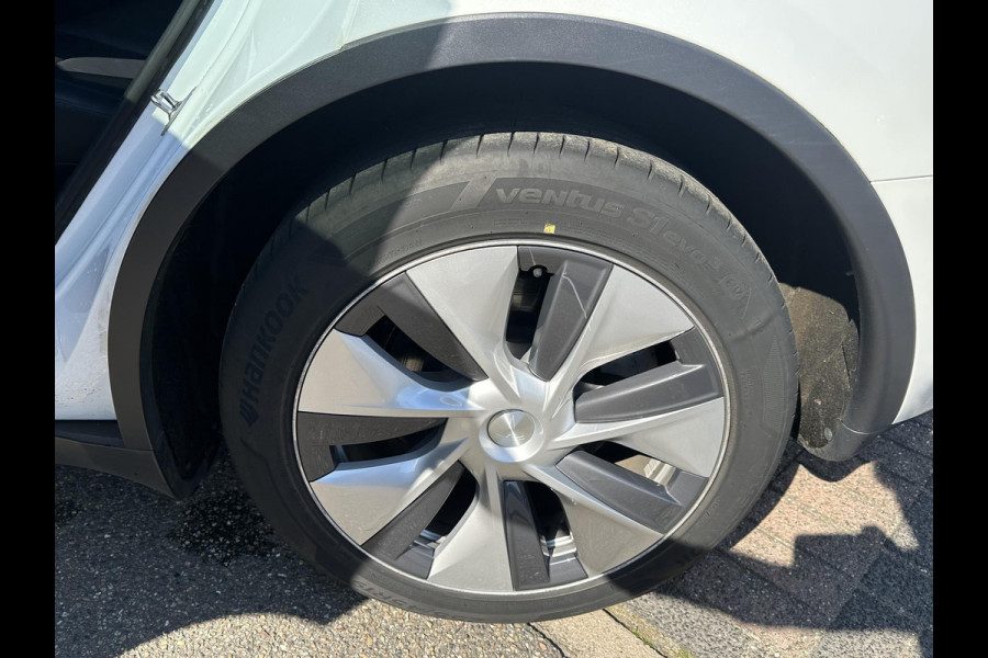 Tesla Model Y Long Range Dual AWD VAN: 39.900,- VOOR: 36.770,- UW WKVOORDEEL: 3.130,- | SOH 95% | AFNEEMBARE TREKHAAK|  RIJKLAAR GELEVERD | 12 MND BOVAG GARANTIE | TESLA GARANTIE ACCU + AANDRIJFLIJN T/M 08-2031/ 192.000KM|