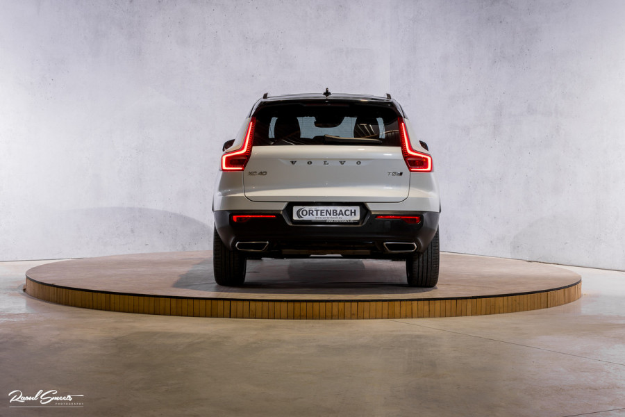 Volvo XC40 2.0 T5 AWD R-Design Intro Edition | 2.100 kg Trekvermogen | Zwenkbare trekhaak | Panorama dak | Adaptieve cruise | Blis | Memory |