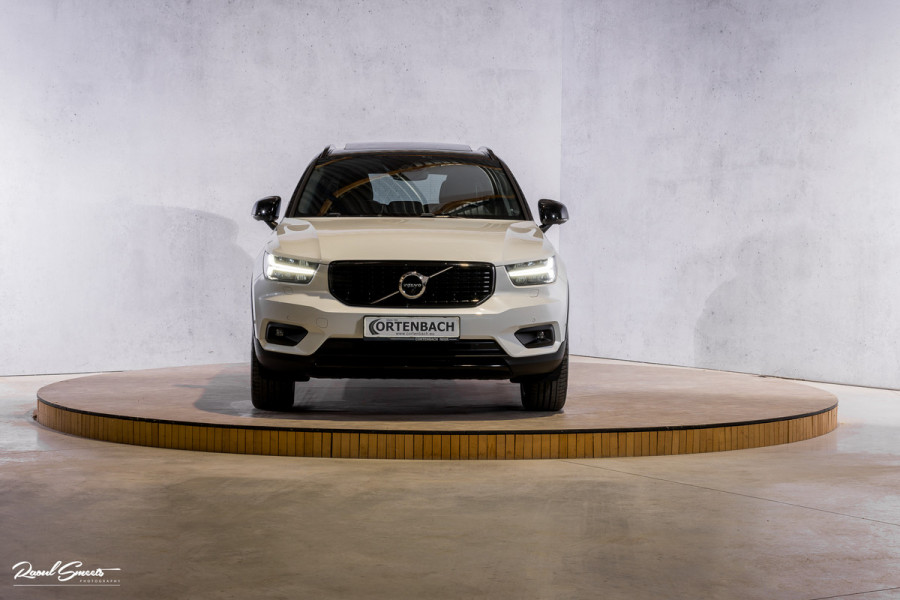 Volvo XC40 2.0 T5 AWD R-Design Intro Edition | 2.100 kg Trekvermogen | Zwenkbare trekhaak | Panorama dak | Adaptieve cruise | Blis | Memory |