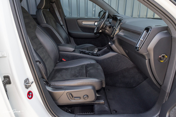 Volvo XC40 2.0 T5 AWD R-Design Intro Edition | 2.100 kg Trekvermogen | Zwenkbare trekhaak | Panorama dak | Adaptieve cruise | Blis | Memory |