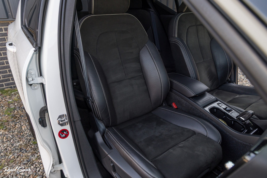 Volvo XC40 2.0 T5 AWD R-Design Intro Edition | 2.100 kg Trekvermogen | Zwenkbare trekhaak | Panorama dak | Adaptieve cruise | Blis | Memory |