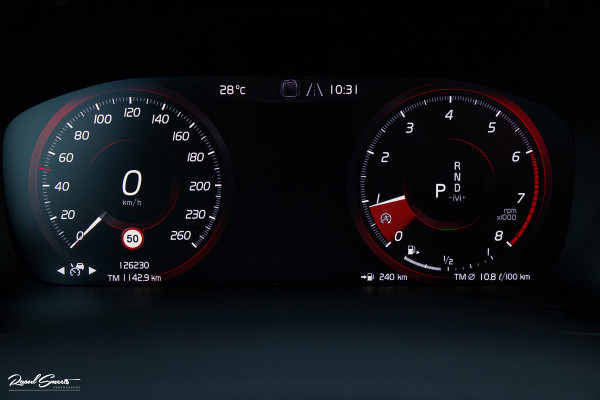 Volvo XC40 2.0 T5 AWD R-Design Intro Edition | 2.100 kg Trekvermogen | Zwenkbare trekhaak | Panorama dak | Adaptieve cruise | Blis | Memory |