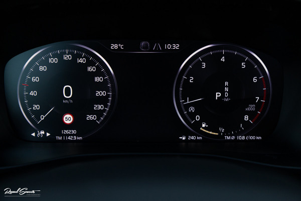 Volvo XC40 2.0 T5 AWD R-Design Intro Edition | 2.100 kg Trekvermogen | Zwenkbare trekhaak | Panorama dak | Adaptieve cruise | Blis | Memory |