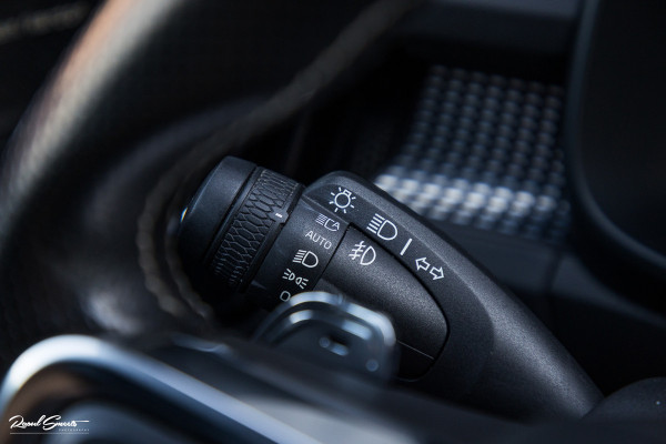 Volvo XC40 2.0 T5 AWD R-Design Intro Edition | 2.100 kg Trekvermogen | Zwenkbare trekhaak | Panorama dak | Adaptieve cruise | Blis | Memory |