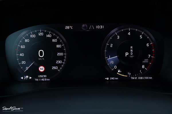 Volvo XC40 2.0 T5 AWD R-Design Intro Edition | 2.100 kg Trekvermogen | Zwenkbare trekhaak | Panorama dak | Adaptieve cruise | Blis | Memory |