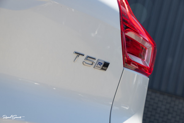 Volvo XC40 2.0 T5 AWD R-Design Intro Edition | 2.100 kg Trekvermogen | Zwenkbare trekhaak | Panorama dak | Adaptieve cruise | Blis | Memory |