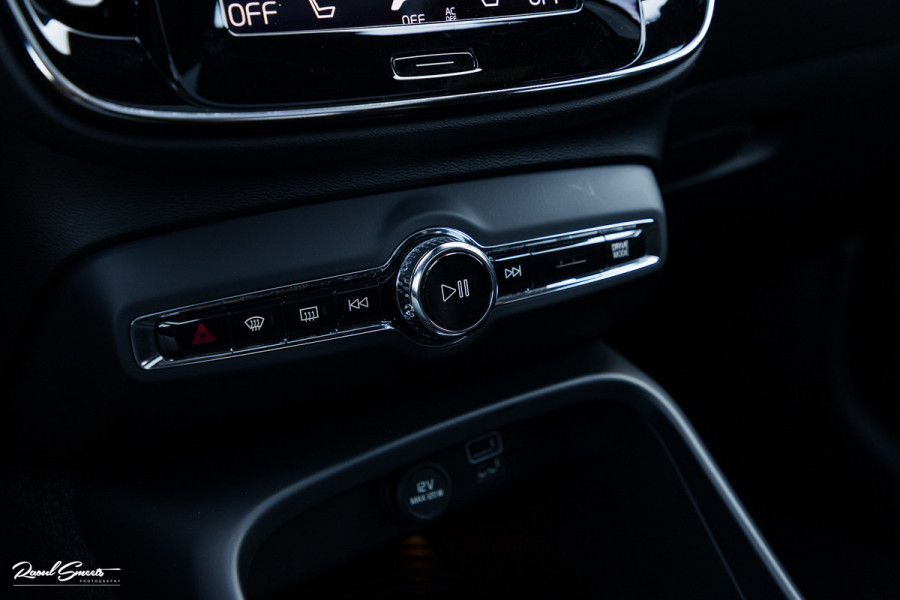 Volvo XC40 2.0 T5 AWD R-Design Intro Edition | 2.100 kg Trekvermogen | Zwenkbare trekhaak | Panorama dak | Adaptieve cruise | Blis | Memory |