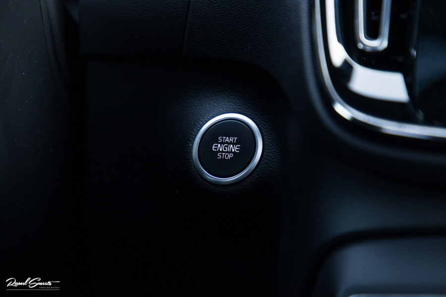 Volvo XC40 2.0 T5 AWD R-Design Intro Edition | 2.100 kg Trekvermogen | Zwenkbare trekhaak | Panorama dak | Adaptieve cruise | Blis | Memory |