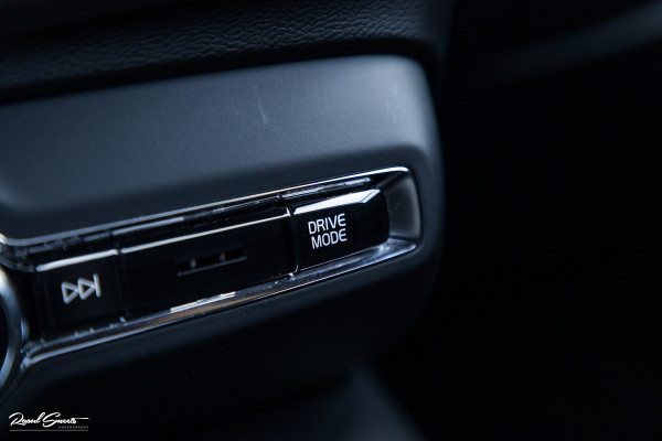 Volvo XC40 2.0 T5 AWD R-Design Intro Edition | 2.100 kg Trekvermogen | Zwenkbare trekhaak | Panorama dak | Adaptieve cruise | Blis | Memory |