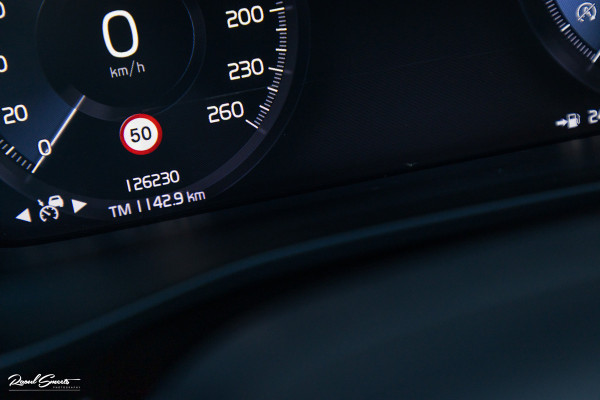 Volvo XC40 2.0 T5 AWD R-Design Intro Edition | 2.100 kg Trekvermogen | Zwenkbare trekhaak | Panorama dak | Adaptieve cruise | Blis | Memory |