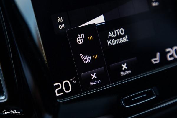 Volvo XC40 2.0 T5 AWD R-Design Intro Edition | 2.100 kg Trekvermogen | Zwenkbare trekhaak | Panorama dak | Adaptieve cruise | Blis | Memory |