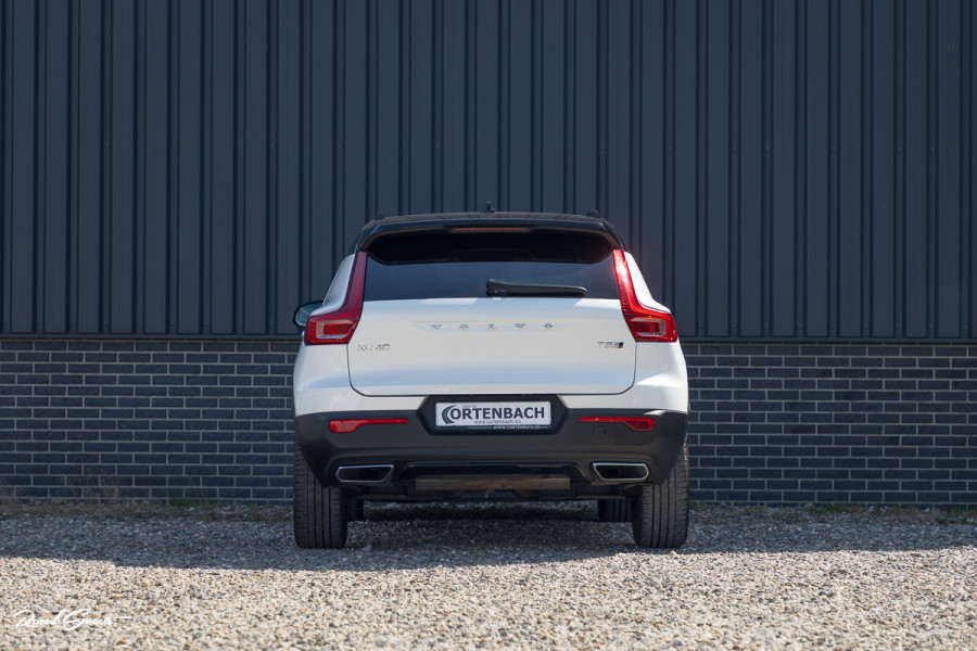 Volvo XC40 2.0 T5 AWD R-Design Intro Edition | 2.100 kg Trekvermogen | Zwenkbare trekhaak | Panorama dak | Adaptieve cruise | Blis | Memory |