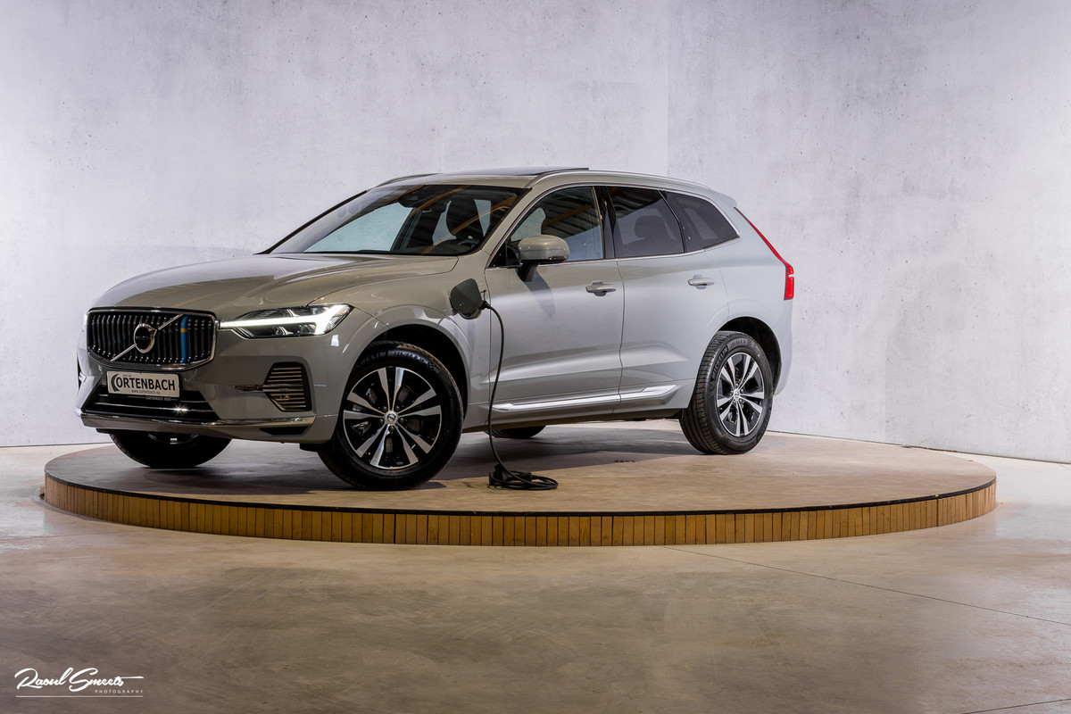 Volvo XC60 2.0 T6 Plug-in hybrid AWD Essential Bright | Panorama dak | Zwenkbare trekhaak | Adaptieve cruise | Blis | Apple carplay |