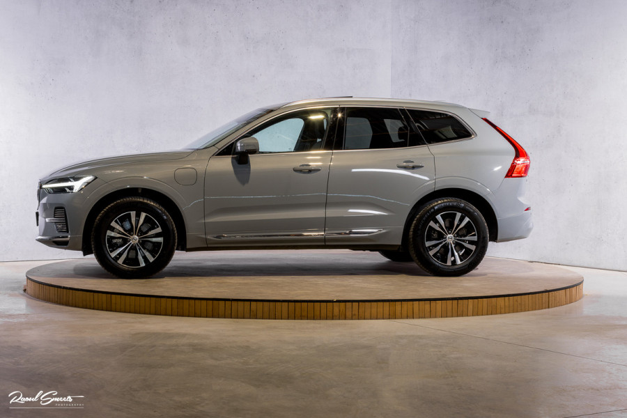 Volvo XC60 2.0 T6 Plug-in hybrid AWD Essential Bright | Panorama dak | Zwenkbare trekhaak | Adaptieve cruise | Blis | Apple carplay |