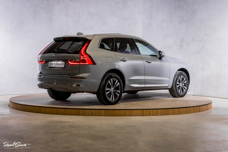 Volvo XC60 2.0 T6 Plug-in hybrid AWD Essential Bright | Panorama dak | Zwenkbare trekhaak | Adaptieve cruise | Blis | Apple carplay |