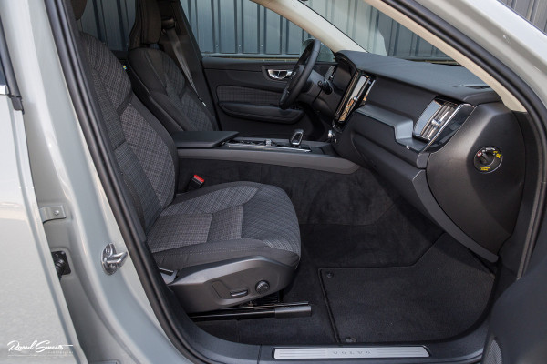 Volvo XC60 2.0 T6 Plug-in hybrid AWD Essential Bright | Panorama dak | Zwenkbare trekhaak | Adaptieve cruise | Blis | Apple carplay |
