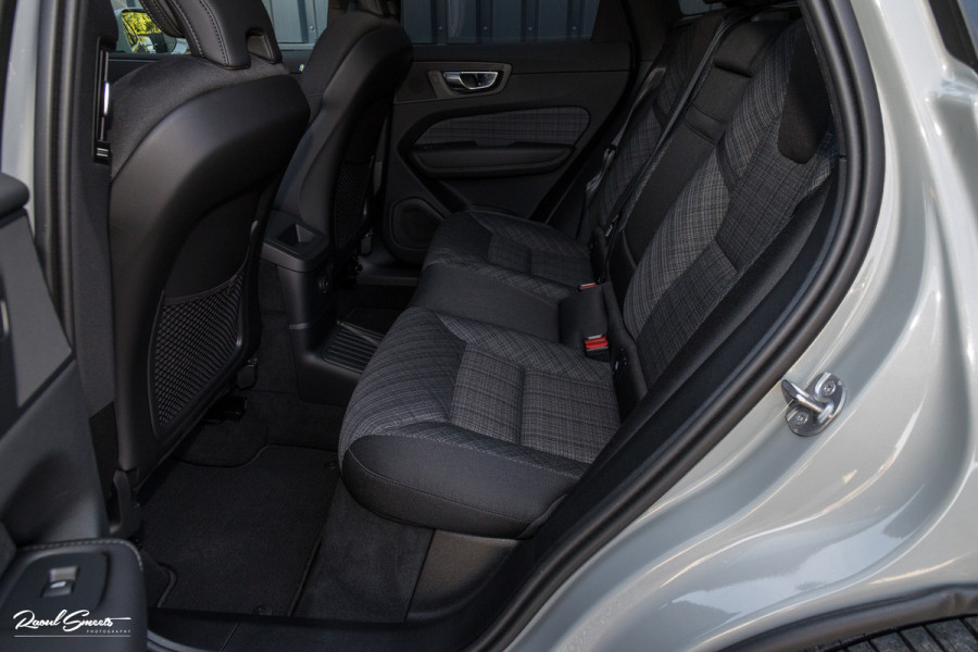 Volvo XC60 2.0 T6 Plug-in hybrid AWD Essential Bright | Panorama dak | Zwenkbare trekhaak | Adaptieve cruise | Blis | Apple carplay |