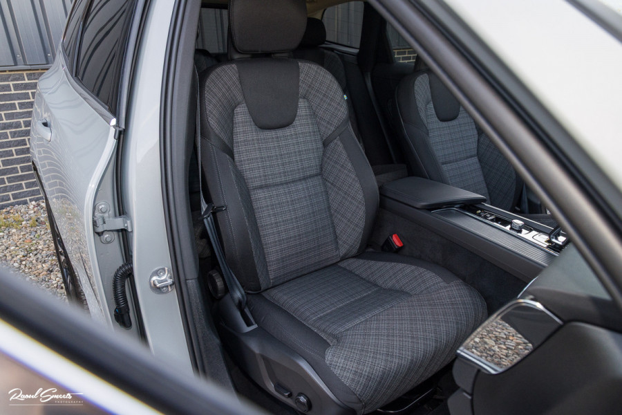 Volvo XC60 2.0 T6 Plug-in hybrid AWD Essential Bright | Panorama dak | Zwenkbare trekhaak | Adaptieve cruise | Blis | Apple carplay |