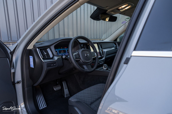 Volvo XC60 2.0 T6 Plug-in hybrid AWD Essential Bright | Panorama dak | Zwenkbare trekhaak | Adaptieve cruise | Blis | Apple carplay |