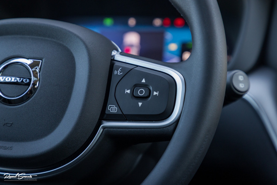 Volvo XC60 2.0 T6 Plug-in hybrid AWD Essential Bright | Panorama dak | Zwenkbare trekhaak | Adaptieve cruise | Blis | Apple carplay |