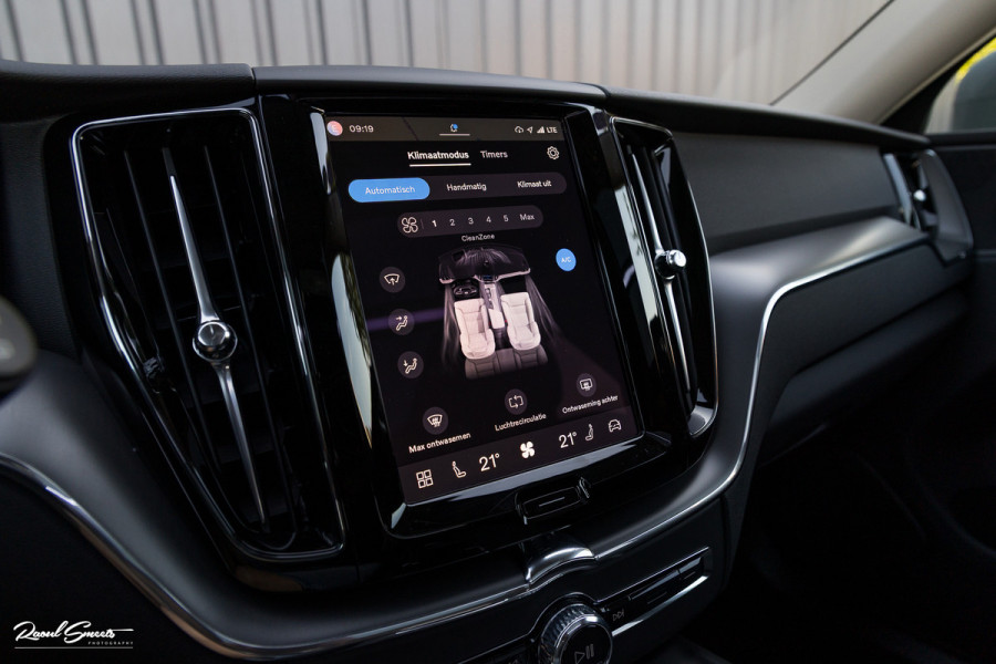Volvo XC60 2.0 T6 Plug-in hybrid AWD Essential Bright | Panorama dak | Zwenkbare trekhaak | Adaptieve cruise | Blis | Apple carplay |