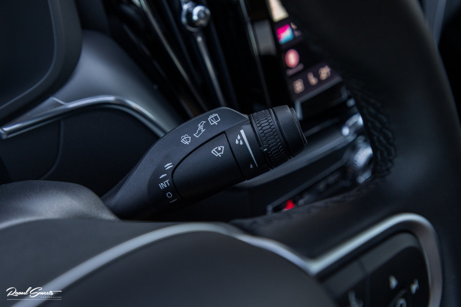 Volvo XC60 2.0 T6 Plug-in hybrid AWD Essential Bright | Panorama dak | Zwenkbare trekhaak | Adaptieve cruise | Blis | Apple carplay |