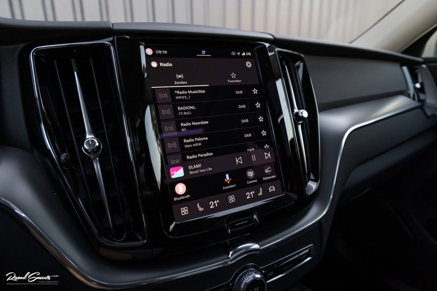 Volvo XC60 2.0 T6 Plug-in hybrid AWD Essential Bright | Panorama dak | Zwenkbare trekhaak | Adaptieve cruise | Blis | Apple carplay |