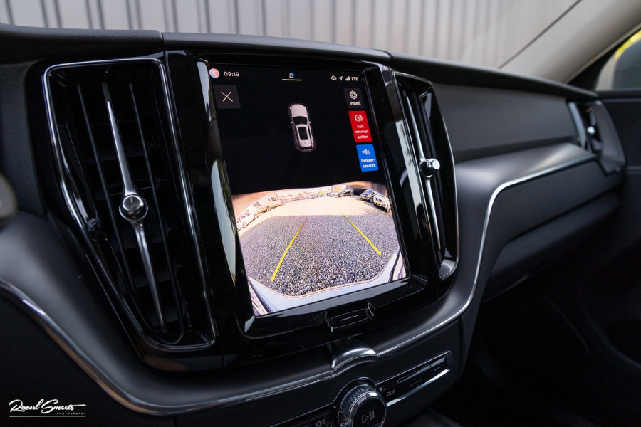 Volvo XC60 2.0 T6 Plug-in hybrid AWD Essential Bright | Panorama dak | Zwenkbare trekhaak | Adaptieve cruise | Blis | Apple carplay |