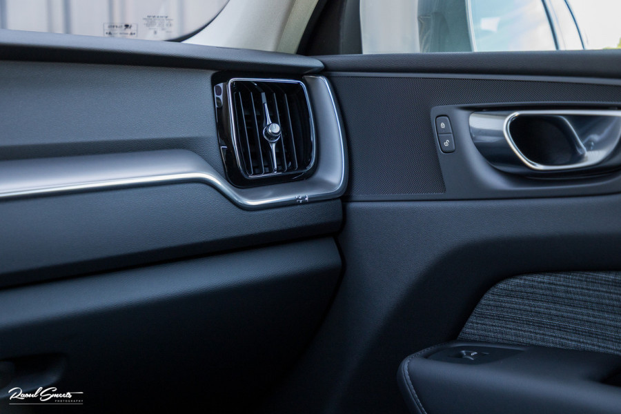 Volvo XC60 2.0 T6 Plug-in hybrid AWD Essential Bright | Panorama dak | Zwenkbare trekhaak | Adaptieve cruise | Blis | Apple carplay |