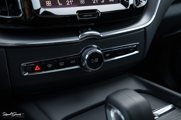 Volvo XC60 2.0 T6 Plug-in hybrid AWD Essential Bright | Panorama dak | Zwenkbare trekhaak | Adaptieve cruise | Blis | Apple carplay |