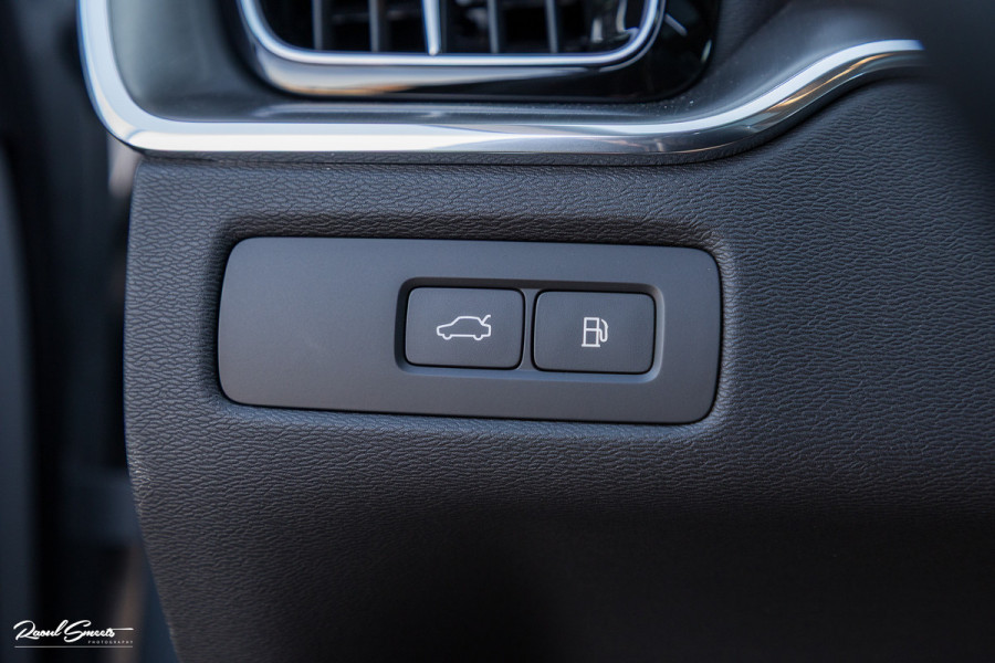 Volvo XC60 2.0 T6 Plug-in hybrid AWD Essential Bright | Panorama dak | Zwenkbare trekhaak | Adaptieve cruise | Blis | Apple carplay |