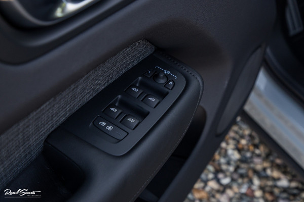 Volvo XC60 2.0 T6 Plug-in hybrid AWD Essential Bright | Panorama dak | Zwenkbare trekhaak | Adaptieve cruise | Blis | Apple carplay |