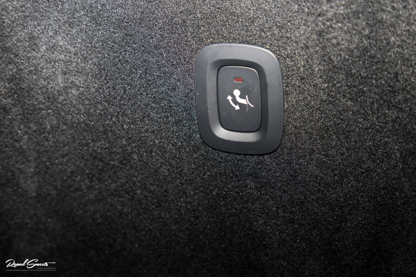 Volvo XC60 2.0 T6 Plug-in hybrid AWD Essential Bright | Panorama dak | Zwenkbare trekhaak | Adaptieve cruise | Blis | Apple carplay |