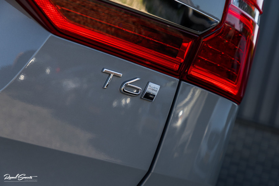 Volvo XC60 2.0 T6 Plug-in hybrid AWD Essential Bright | Panorama dak | Zwenkbare trekhaak | Adaptieve cruise | Blis | Apple carplay |