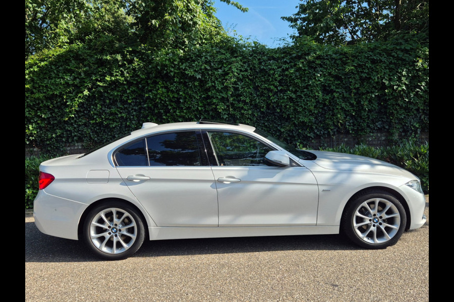 BMW 3-serie 320i Luxury Edition Individual Schuifdak Apple CarPlay Virtual dash Camera LED NAP 2e eigenaar 320i Luxury Edition