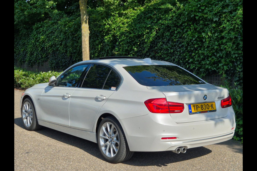 BMW 3-serie 320i Luxury Edition Individual Schuifdak Apple CarPlay Virtual dash Camera LED NAP 2e eigenaar 320i Luxury Edition