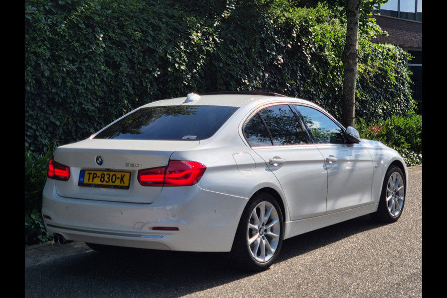 BMW 3-serie 320i Luxury Edition Individual Schuifdak Apple CarPlay Virtual dash Camera LED NAP 2e eigenaar 320i Luxury Edition