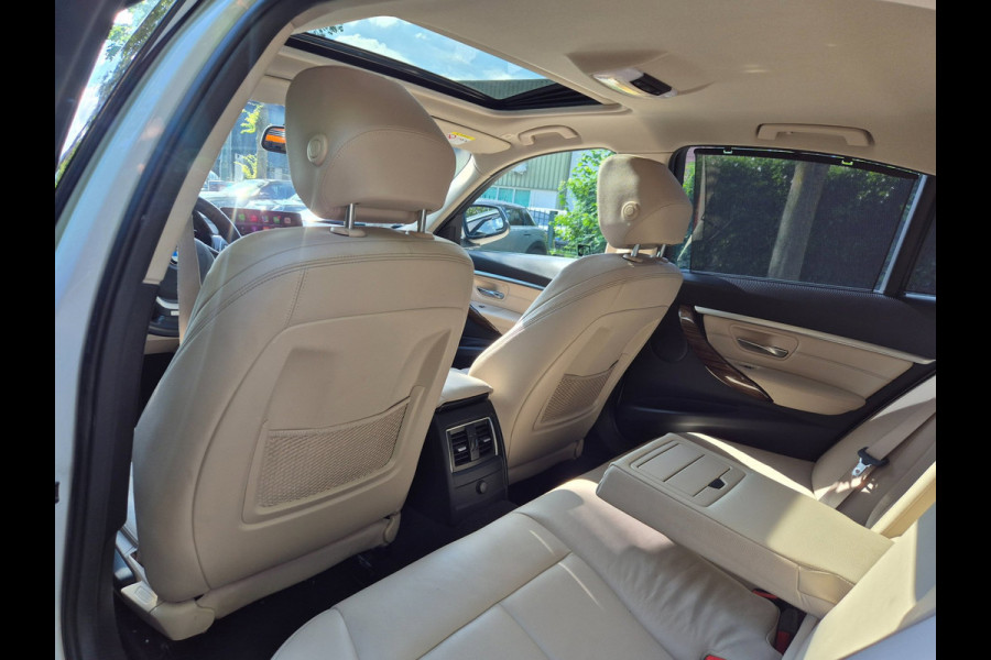 BMW 3-serie 320i Luxury Edition Individual Schuifdak Apple CarPlay Virtual dash Camera LED NAP 2e eigenaar 320i Luxury Edition
