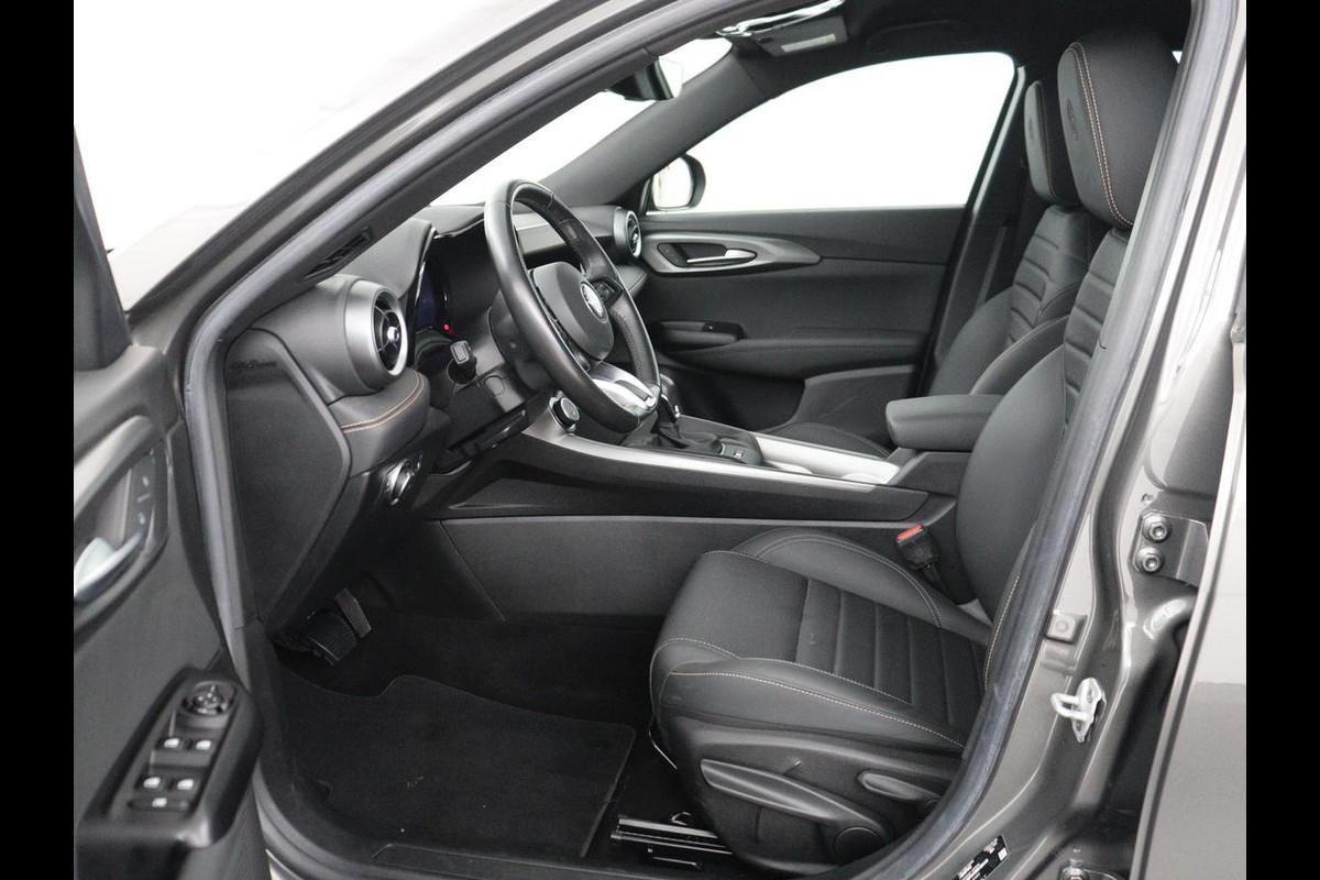 Alfa Romeo Tonale 1.3T PHEV TI | 280PK | SOH 99% | Trekhaak | Stoelverwarming | Adaptive cruise | Camera | Carplay | Matrix LED | Navigatie | Stuurverwarming | Climate control | Plug In