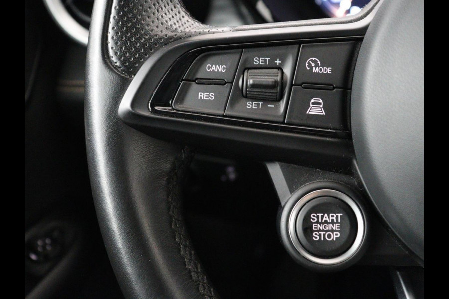 Alfa Romeo Tonale 1.3T PHEV TI | 280PK | SOH 99% | Trekhaak | Stoelverwarming | Adaptive cruise | Camera | Carplay | Matrix LED | Navigatie | Stuurverwarming | Climate control | Plug In