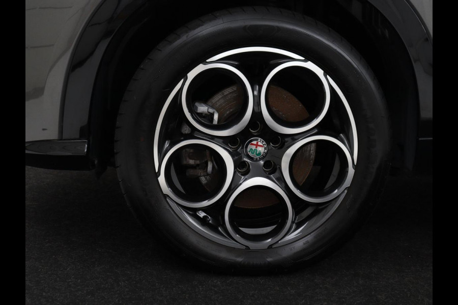 Alfa Romeo Tonale 1.3T PHEV TI | 280PK | SOH 99% | Trekhaak | Stoelverwarming | Adaptive cruise | Camera | Carplay | Matrix LED | Navigatie | Stuurverwarming | Climate control | Plug In