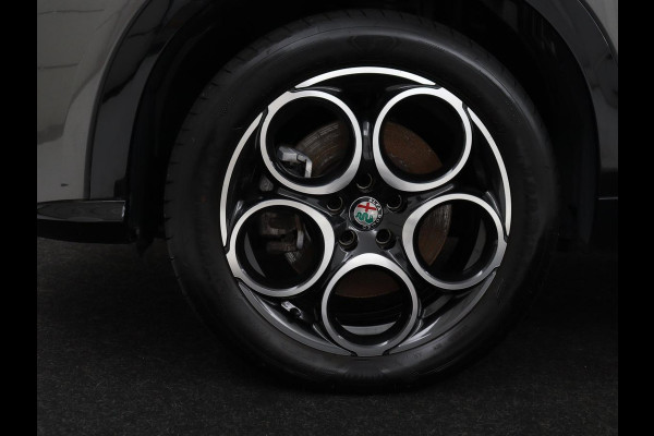 Alfa Romeo Tonale 1.3T PHEV TI | 280PK | SOH 99% | Trekhaak | Stoelverwarming | Adaptive cruise | Camera | Carplay | Matrix LED | Navigatie | Stuurverwarming | Climate control | Plug In