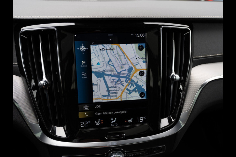 Volvo V60 2.0 T8 Recharge AWD R-Design 455 PK | Pano | 1e Eig. | SOH 96 % |