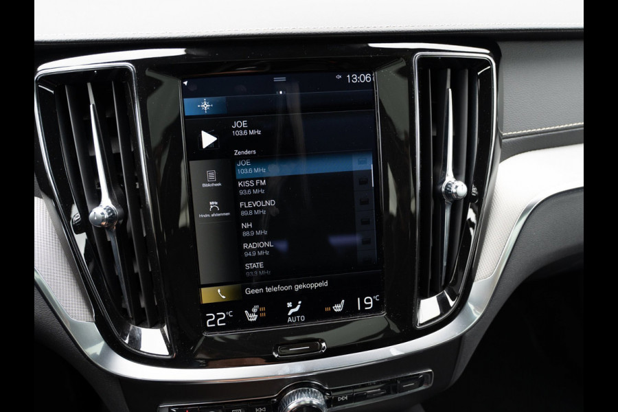 Volvo V60 2.0 T8 Recharge AWD R-Design 455 PK | Pano | 1e Eig. | SOH 96 % |