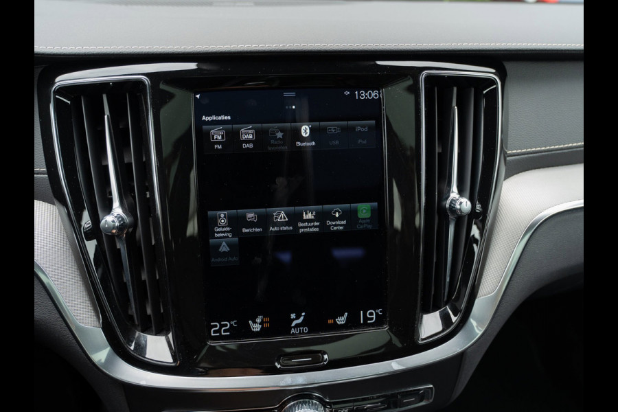 Volvo V60 2.0 T8 Recharge AWD R-Design 455 PK | Pano | 1e Eig. | SOH 96 % |