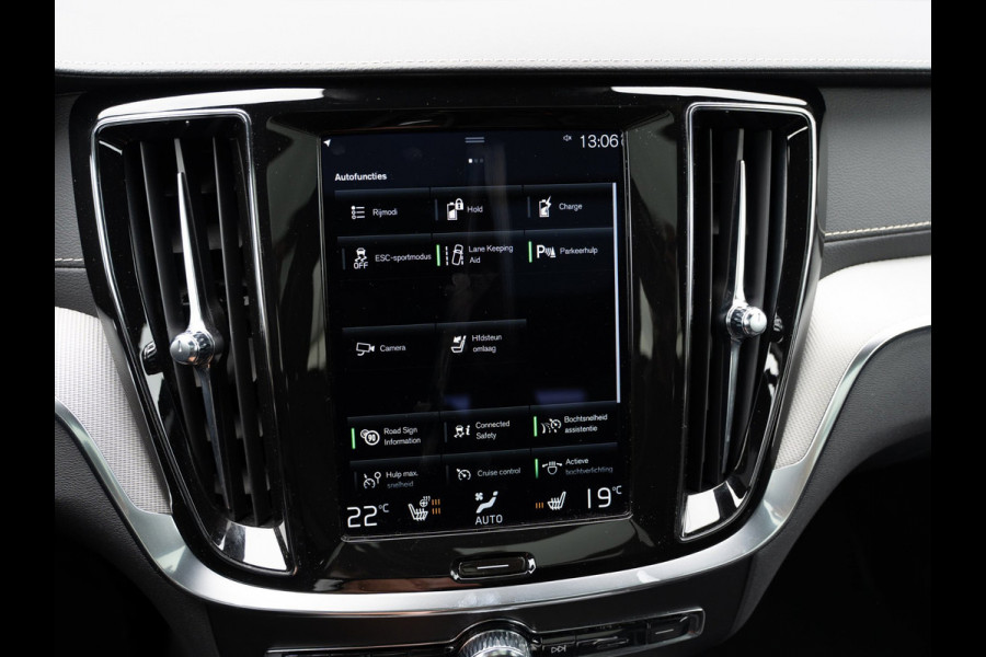 Volvo V60 2.0 T8 Recharge AWD R-Design 455 PK | Pano | 1e Eig. | SOH 96 % |