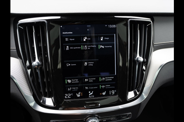 Volvo V60 2.0 T8 Recharge AWD R-Design 455 PK | Pano | 1e Eig. | SOH 96 % |