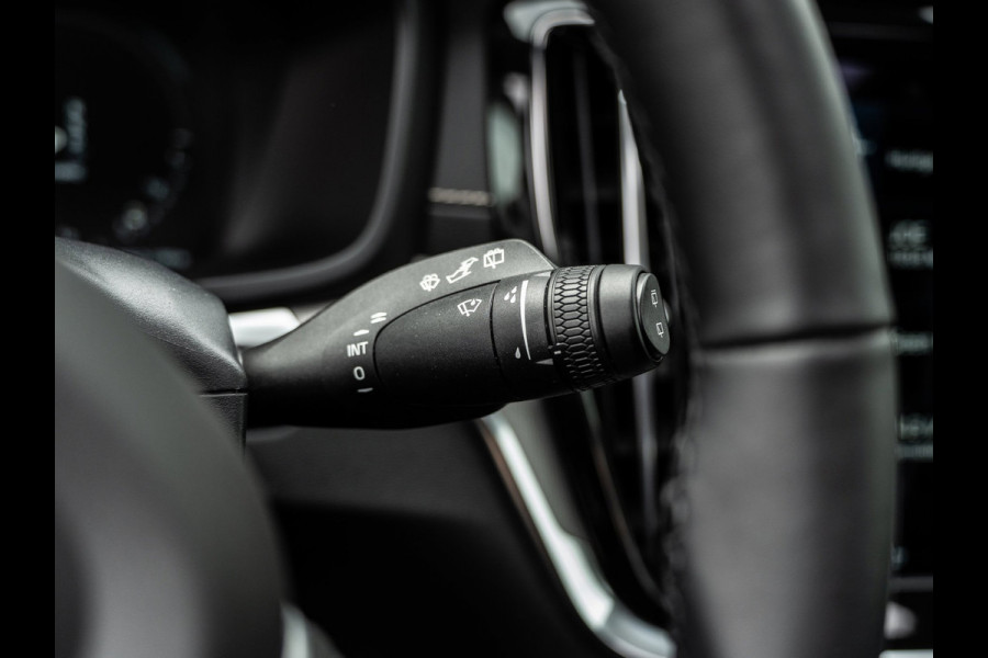 Volvo V60 2.0 T8 Recharge AWD R-Design 455 PK | Pano | 1e Eig. | SOH 96 % |